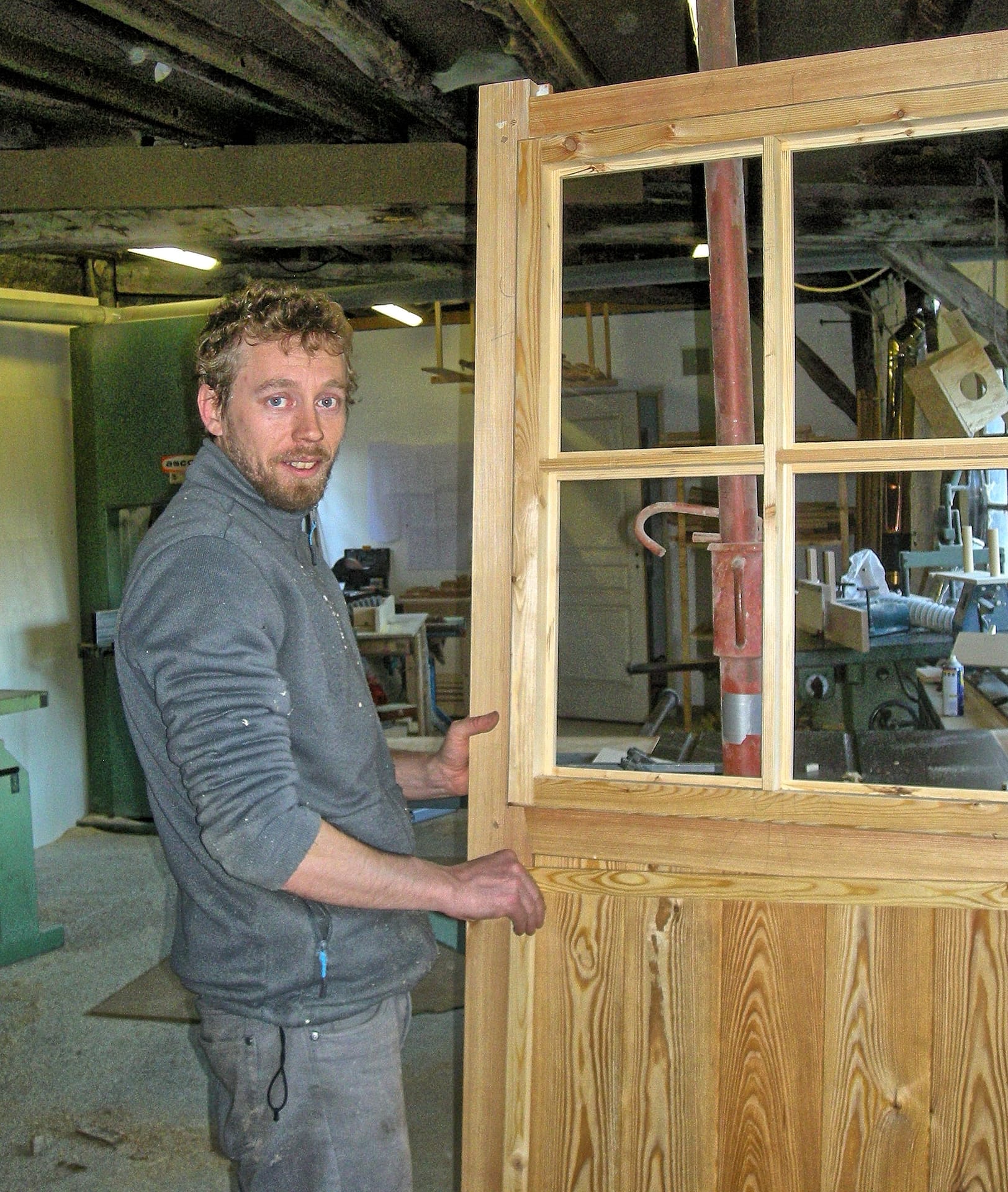 Thomas Dehée dans son atelier de menuiserie et d'ébénisterie