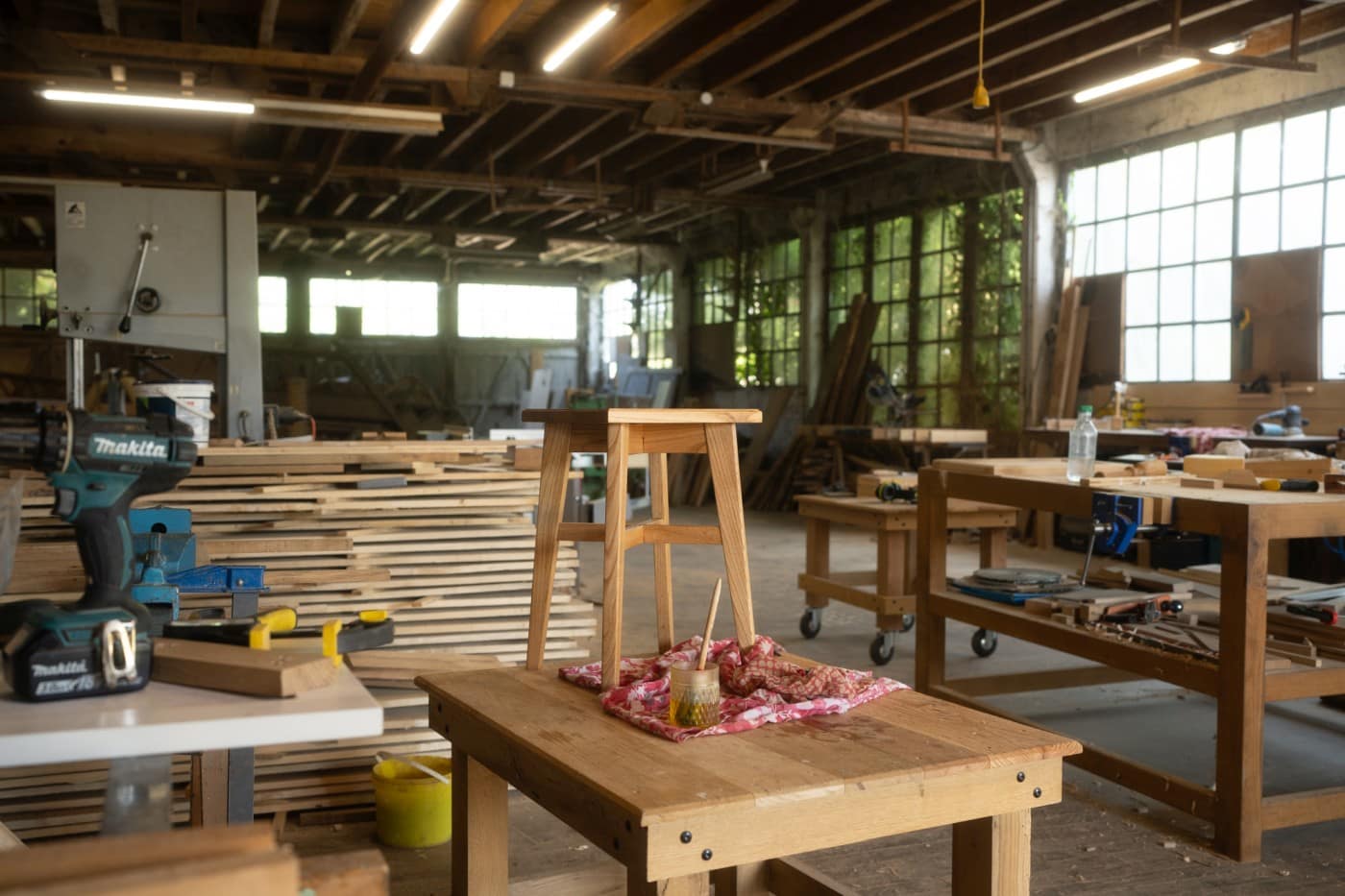 Tabouret en bois massif réalisé pendant un stage de menuiserie et d’ébénisterie à Montbron en Charente